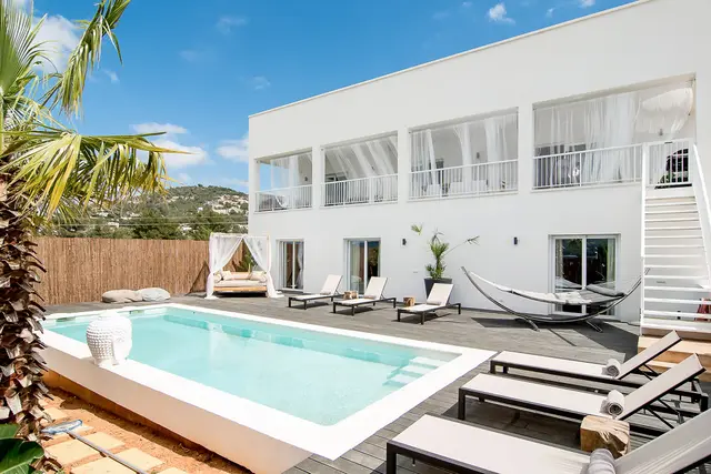 7 nopți la Villa with Swimming pool and Beachfront in Santa Eulària des Riu