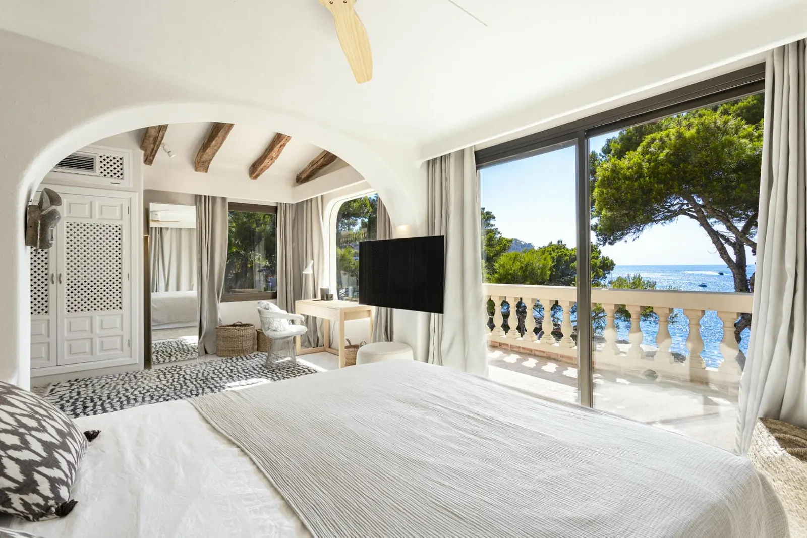 5-Bedroom Villa with Swimming pool, Sleeps 10, photo 18