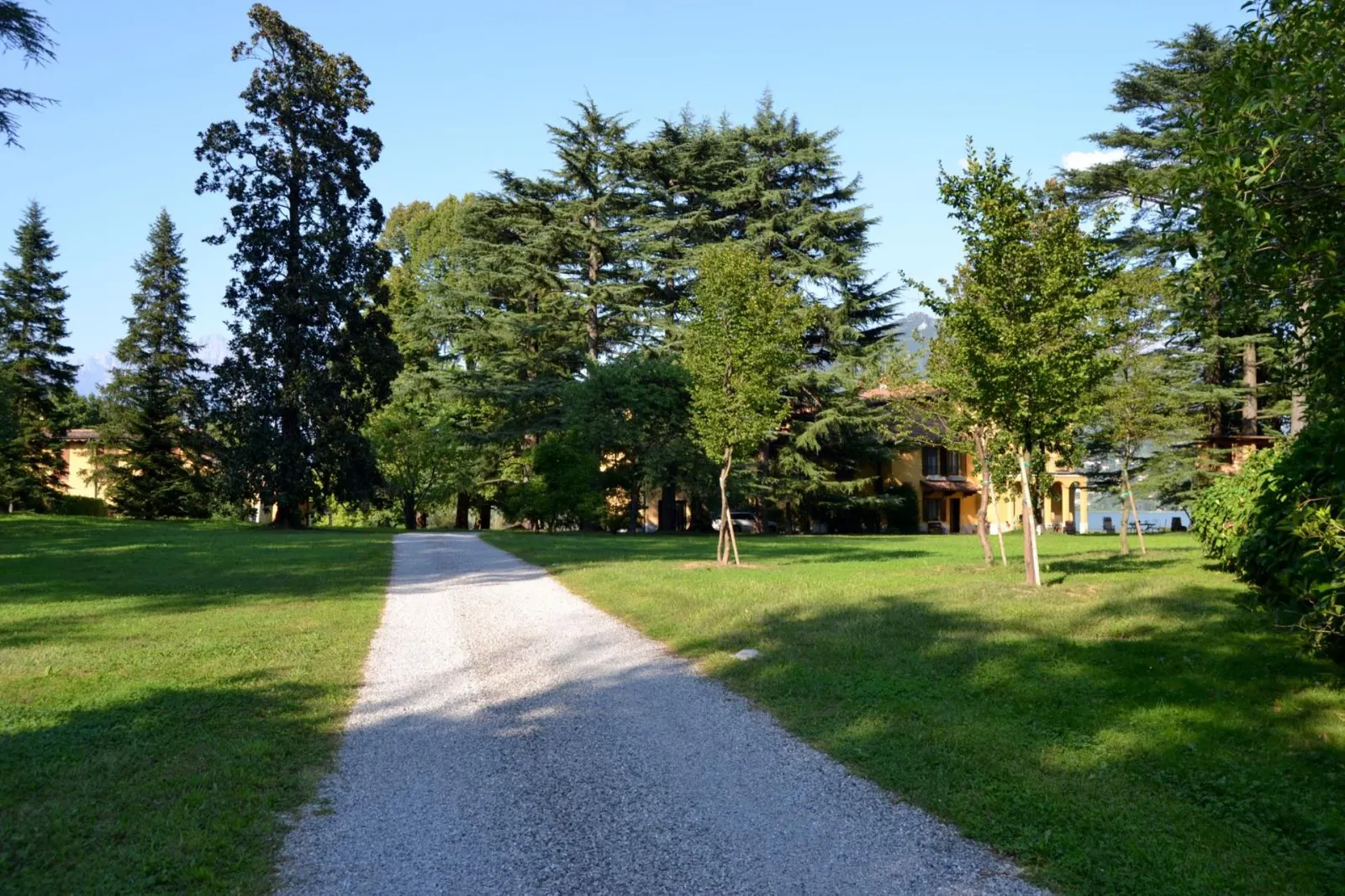 9-Bedroom Villa Sleeping 18, Annone di Brianza, photo 10