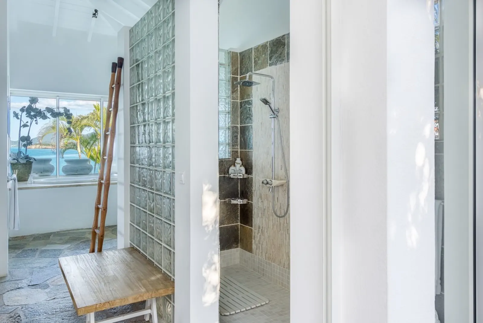 7 nopți la 6-Bedroom Villa in Les Terres Basses, fotografia 9