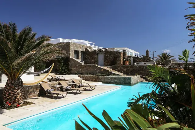 Vilă cu 7 dormitoare și piscină, capacitate 14 persoane