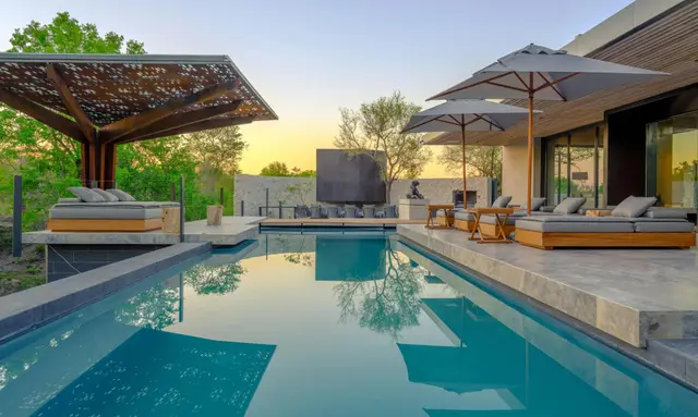 Lodge cu piscină și vedere la munte în Bushbuckridge