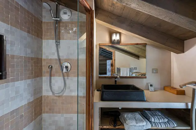 Chalet cu 4 dormitoare și piscină, capacitate 10 persoane