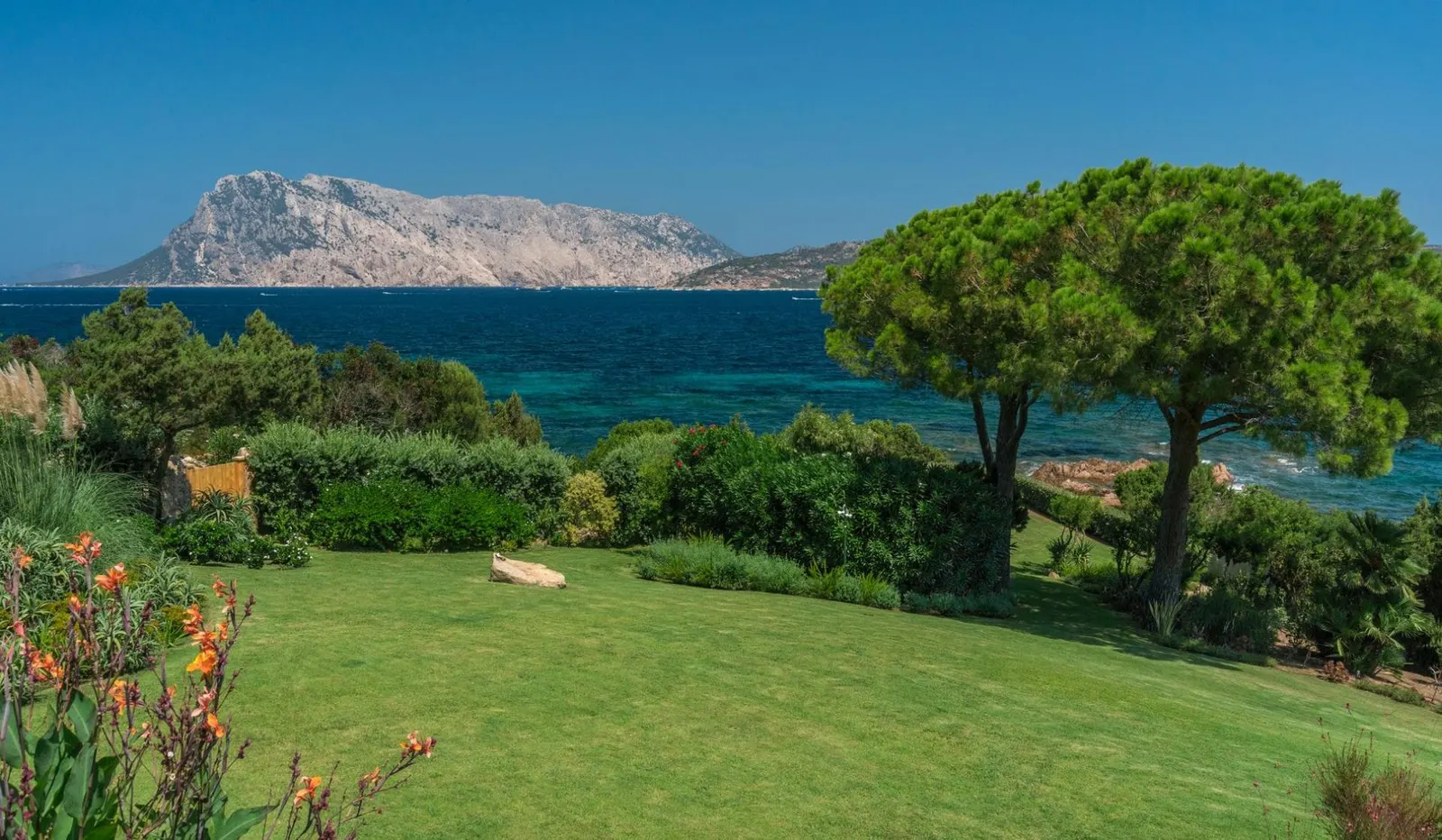 7 nopți la 8-Bedroom Villa with Heated pool, Santu Diadòru/San Teodoro, Sardinia, fotografia 11