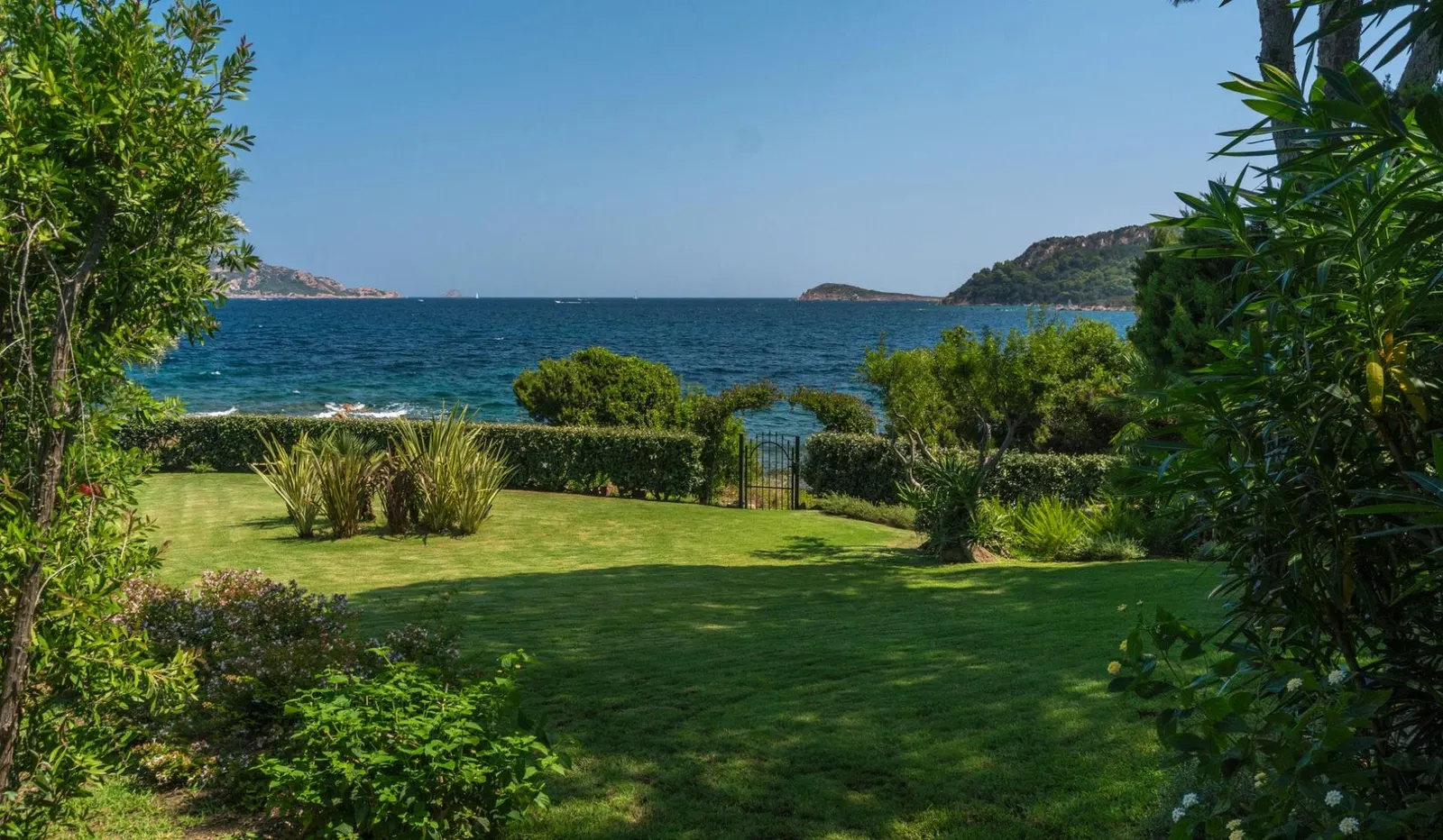 7 nopți la 8-Bedroom Villa with Heated pool, Santu Diadòru/San Teodoro, Sardinia, fotografia 12