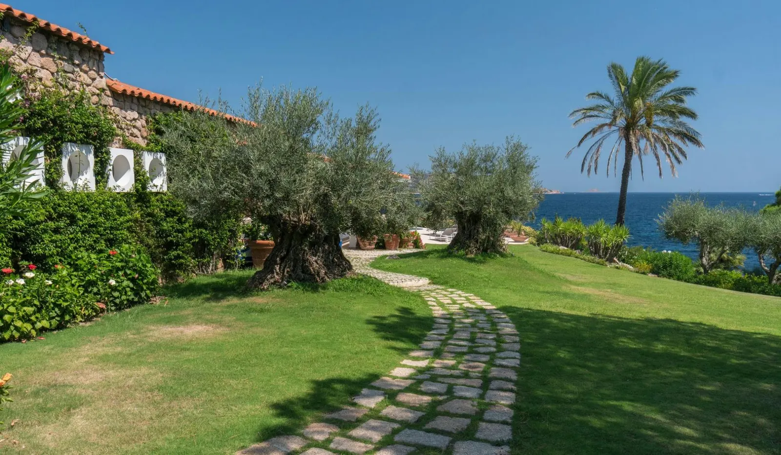 7 nopți la 8-Bedroom Villa with Heated pool, Santu Diadòru/San Teodoro, Sardinia, fotografia 8