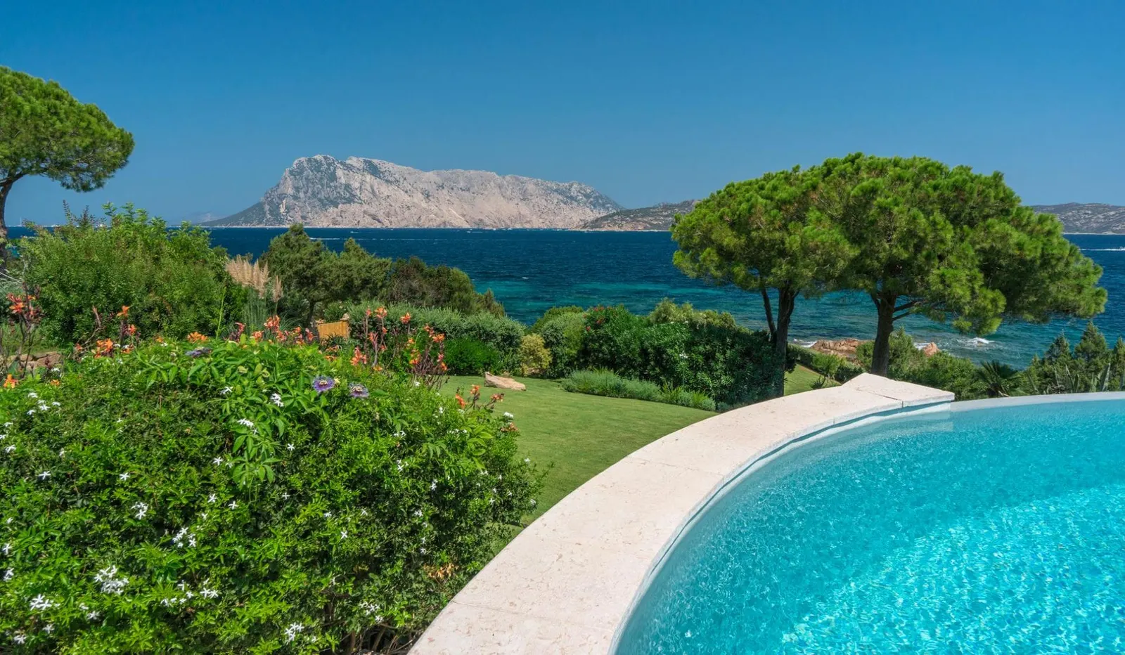 7 nopți la 8-Bedroom Villa with Heated pool, Santu Diadòru/San Teodoro, Sardinia, fotografia 4