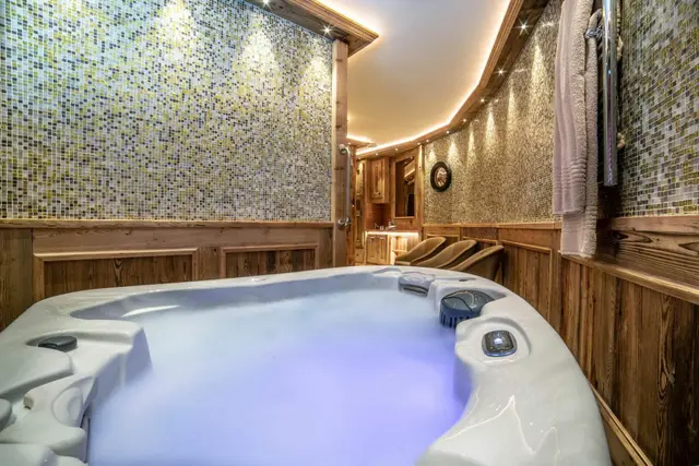 5-Bedroom Chalet with Jacuzzi, Sleeps 12