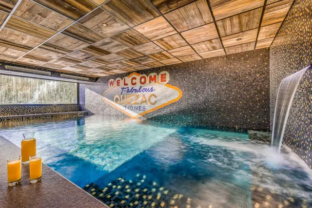 Chalet cu 7 dormitoare și piscină încălzită, capacitate 16 persoane