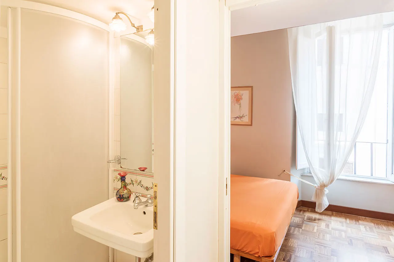 2-Bed Apartment with Spa, Rome, photo 24