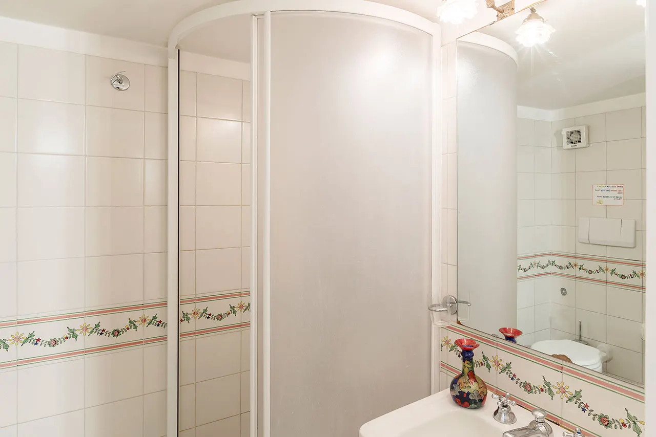 2-Bed Apartment with Spa, Rome, photo 23