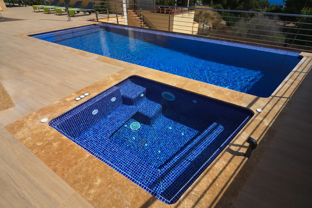 Vilă cu piscină încălzită în Colldejou, fotografia 5