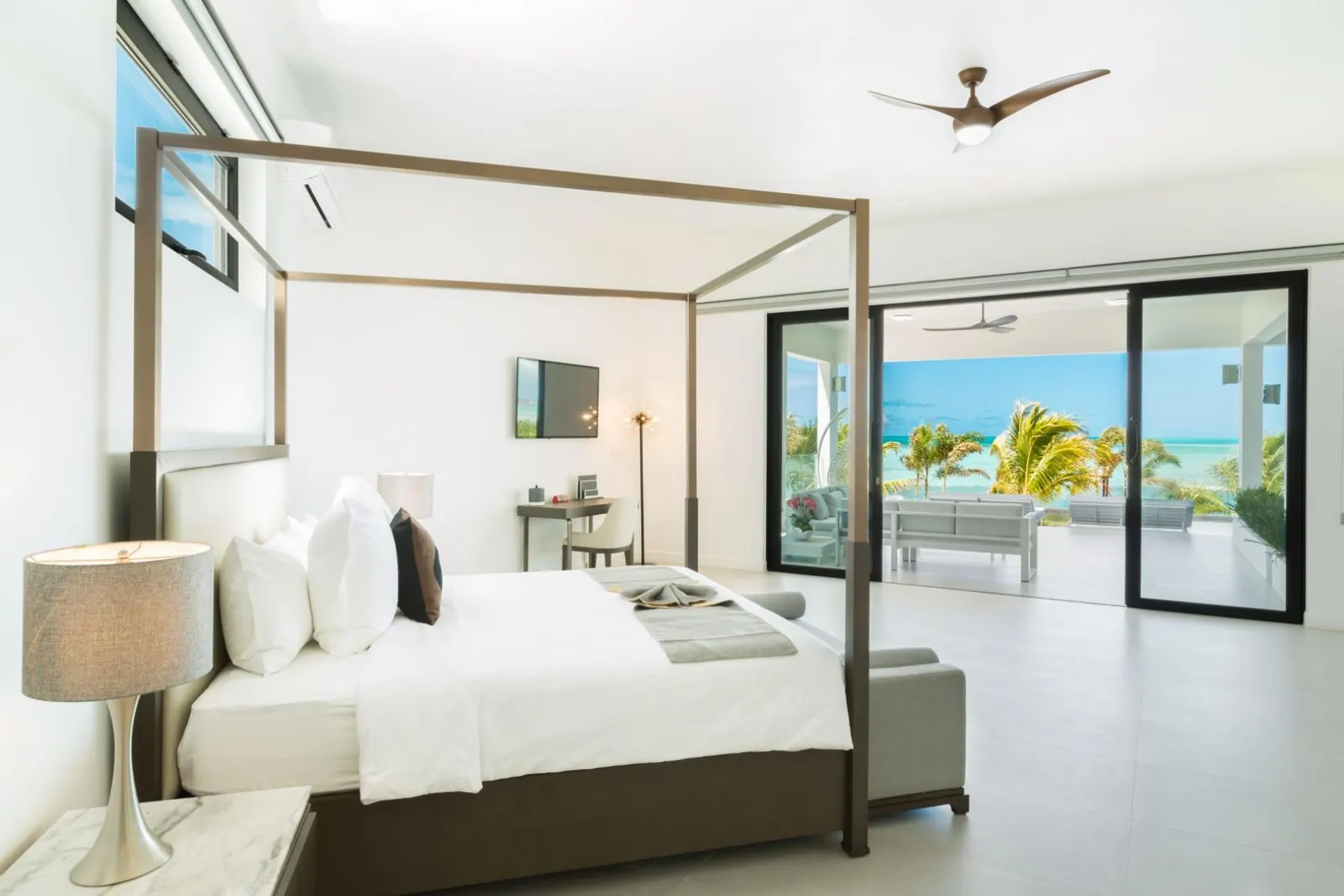 Vilă cu piscină și pe malul mării în Providenciales, fotografia 29