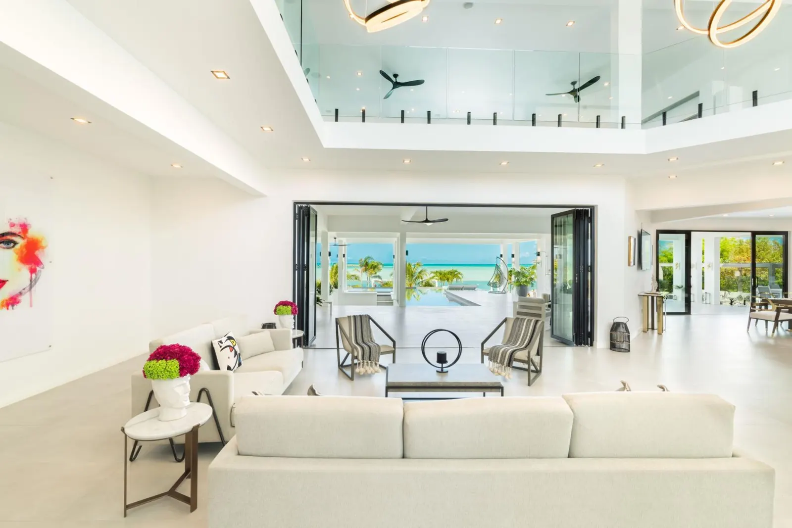 Vilă cu piscină și pe malul mării în Providenciales, fotografia 21