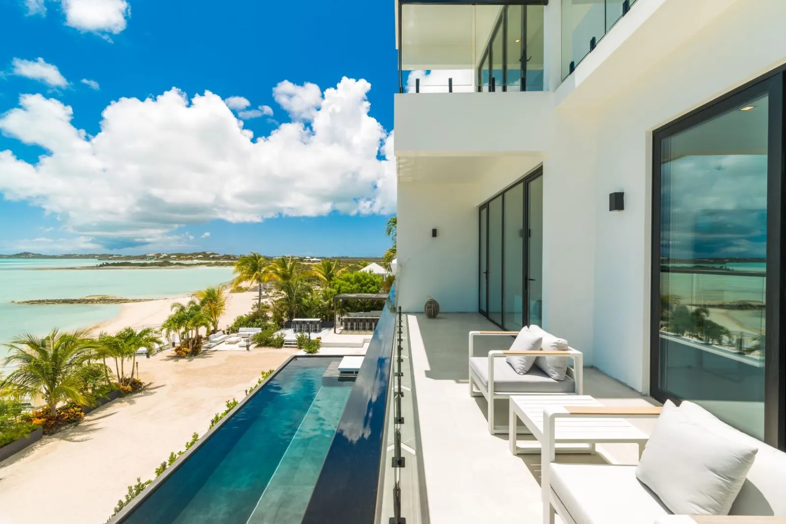 Vilă cu piscină și pe malul mării în Providenciales, fotografia 2