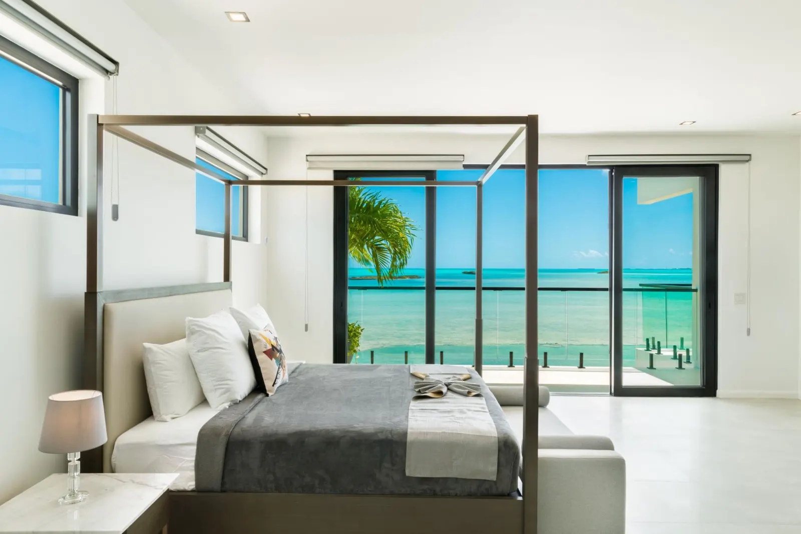 Vilă cu piscină și pe malul mării în Providenciales, fotografia 32
