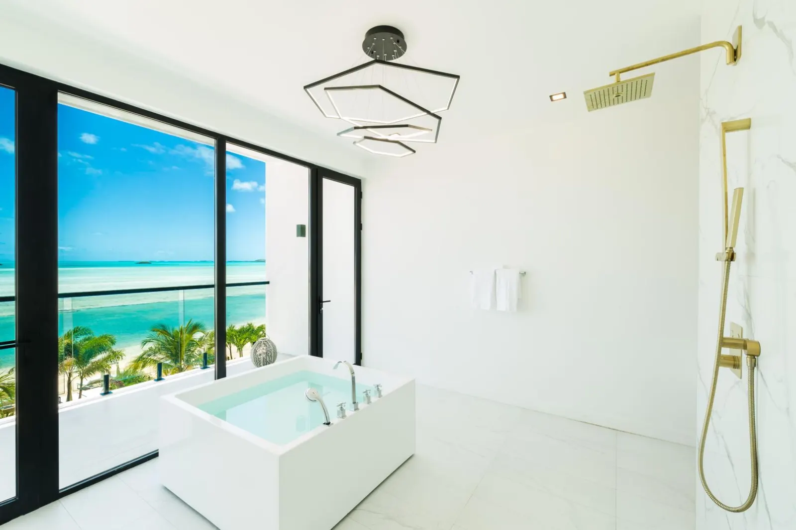 Vilă cu piscină și pe malul mării în Providenciales, fotografia 36
