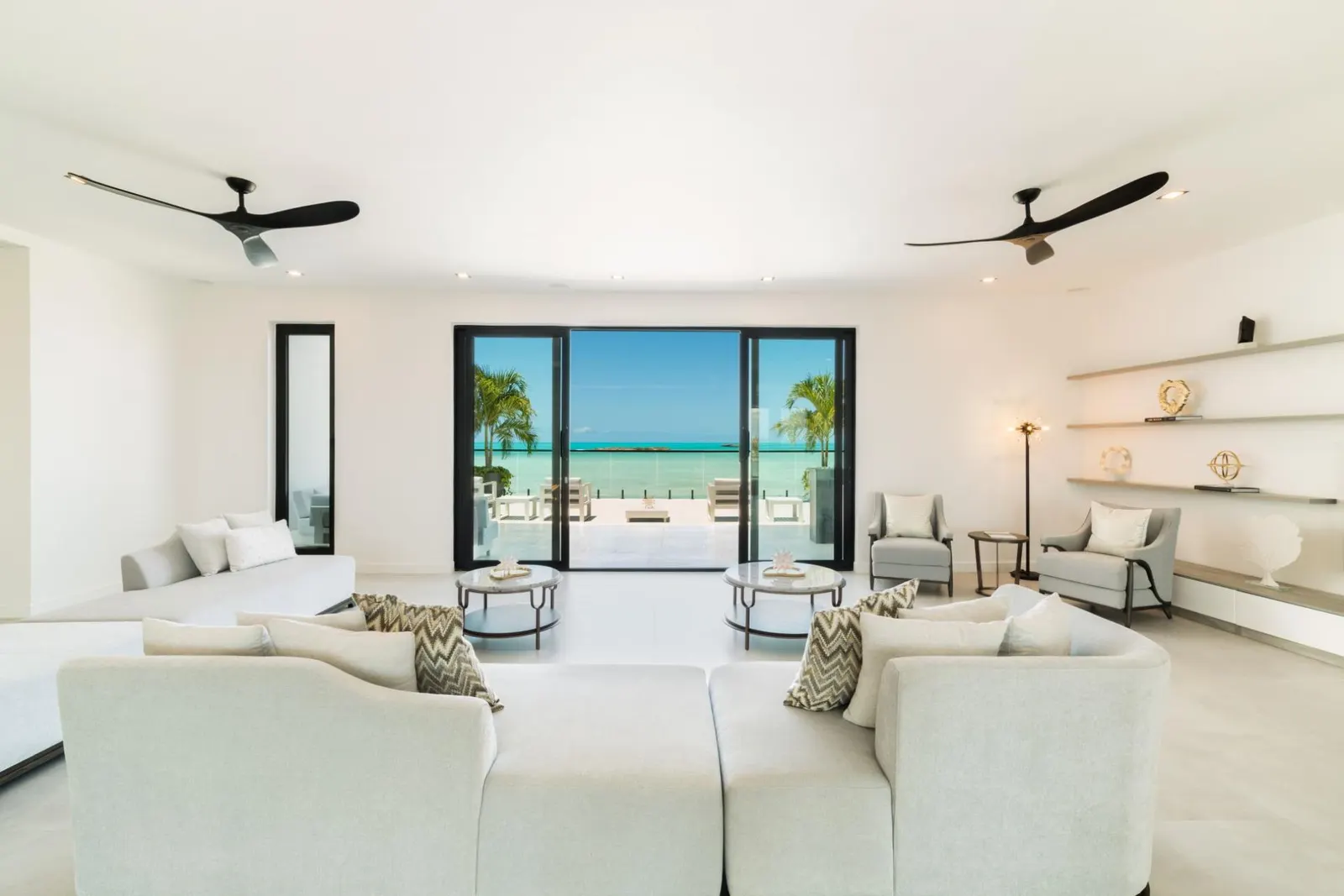 Vilă cu piscină și pe malul mării în Providenciales, fotografia 25