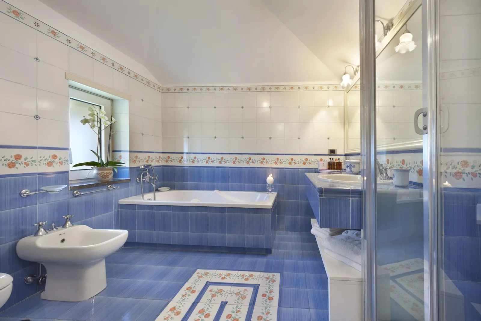 Vilă cu piscină și jacuzzi în Sorrento, fotografia 22