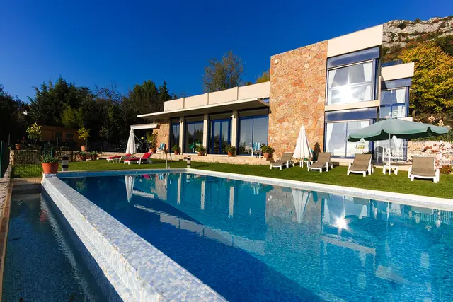 Vilă cu 4 dormitoare și piscină, cazare pentru 10 persoane