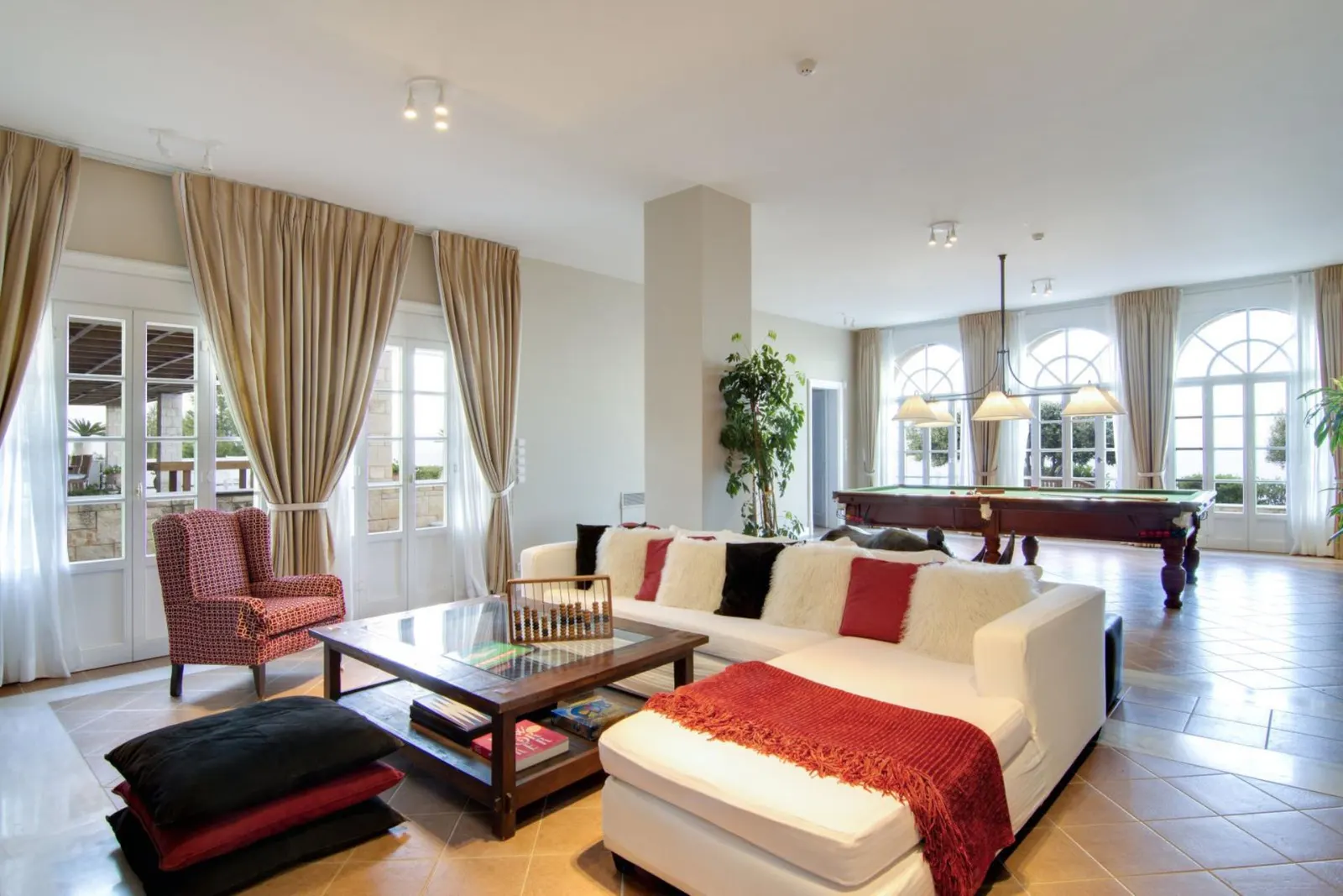 7 nopți la 8-Bedroom Villa with Swimming pool, Sleeps 16, fotografia 11
