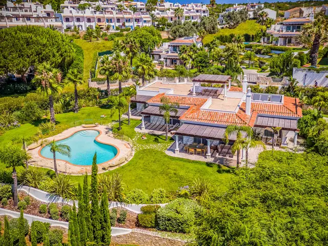 Vilă cu piscină în Porches
