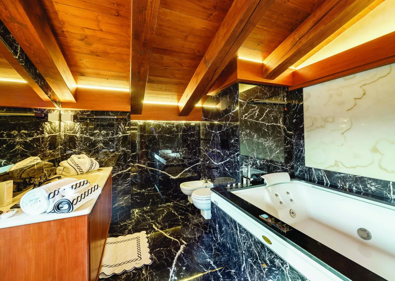 Chalet cu piscină încălzită și Jacuzzi în Cortina d'Ampezzo, fotografia 14