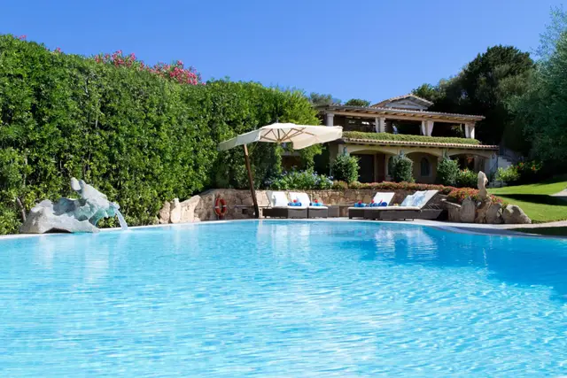 Vilă cu piscină încălzită și vedere la mare în Olbia