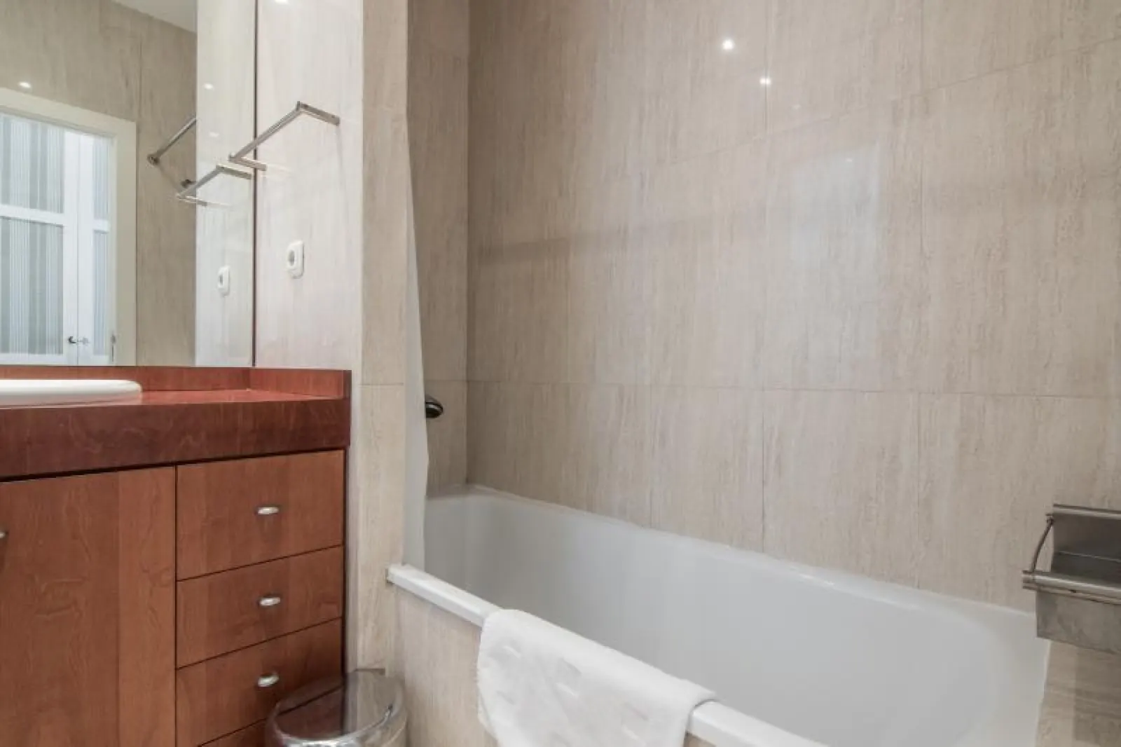 3-Bed Villa with Spa, Barcelona, fotografia 15