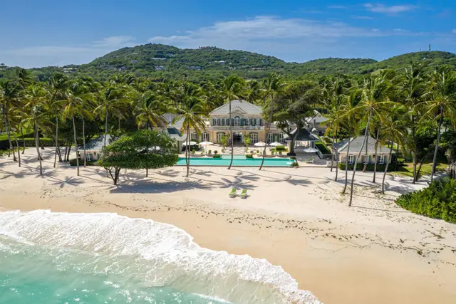 Villa with Swimming pool and Beachfront in Dovers