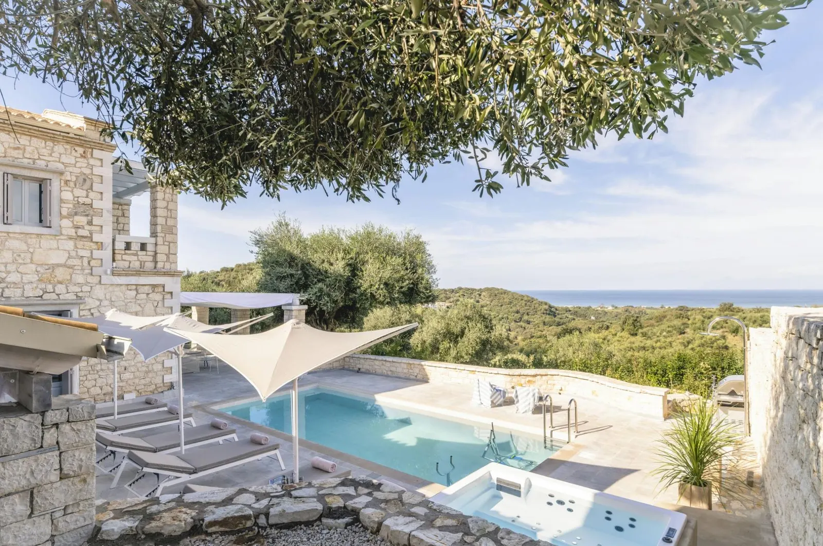 8-Bedroom Estate with Swimming pool, Sleeps 16, photo 3
