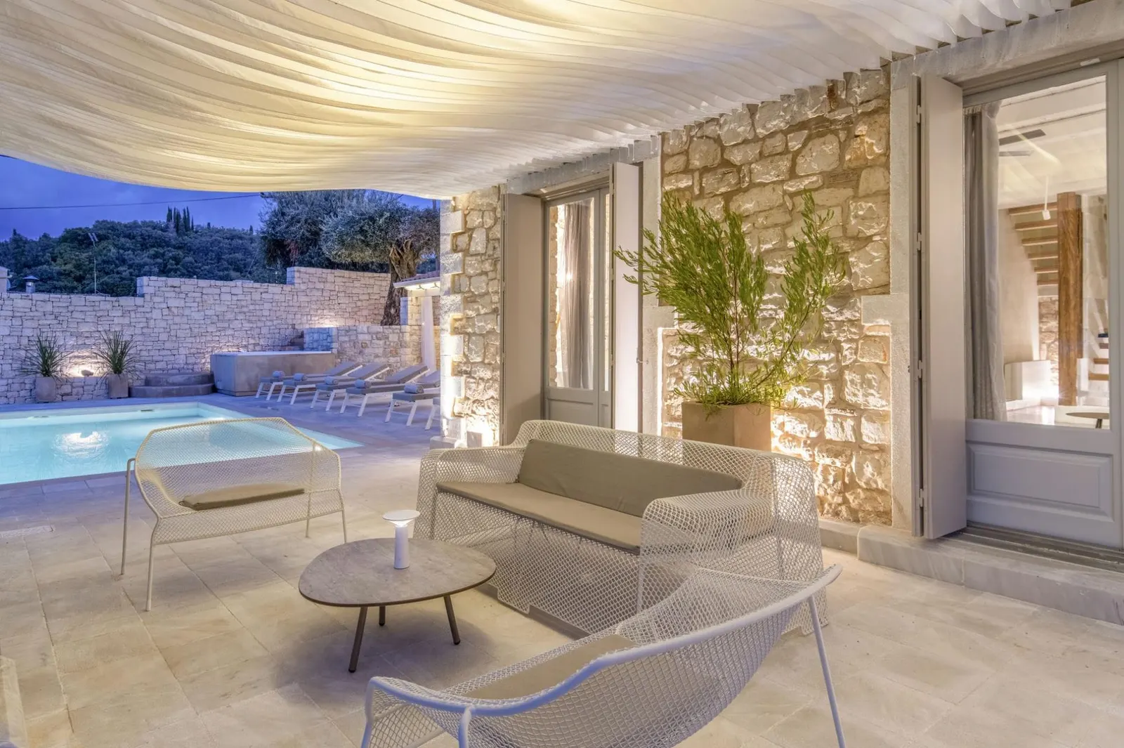 8-Bedroom Estate with Swimming pool, Sleeps 16, photo 5